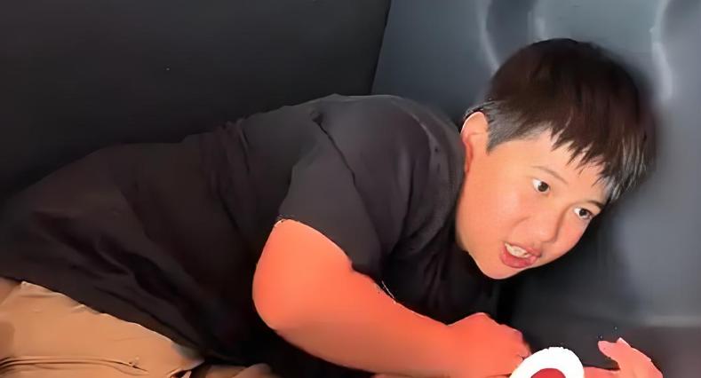 9岁男孩被亲爸后妈安排坐在后备箱 生父回应把孩子塞后备箱:不会道歉