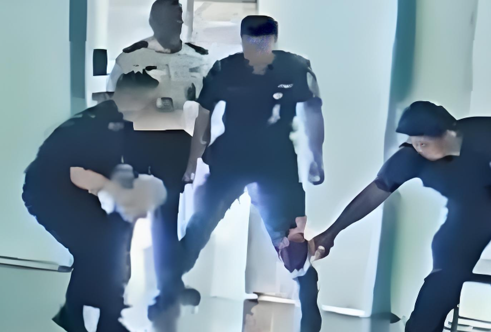 男子机场怒砸充电宝瞬间起火！男子过安检被拦怒砸充电宝瞬间起火！