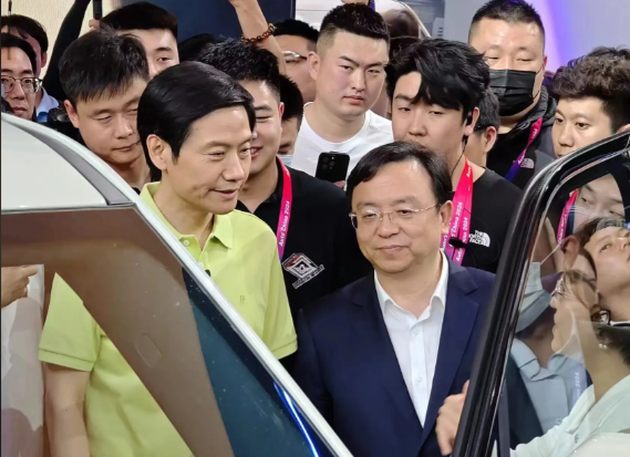 雷军陪比亚迪CEO王传福参观小米工厂 小米与比亚迪在汽车领域有哪些合作