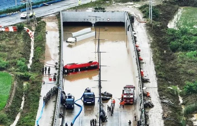 韩国多地暴雨降水量破纪录 韩国暴雨形成的洪流如瀑布