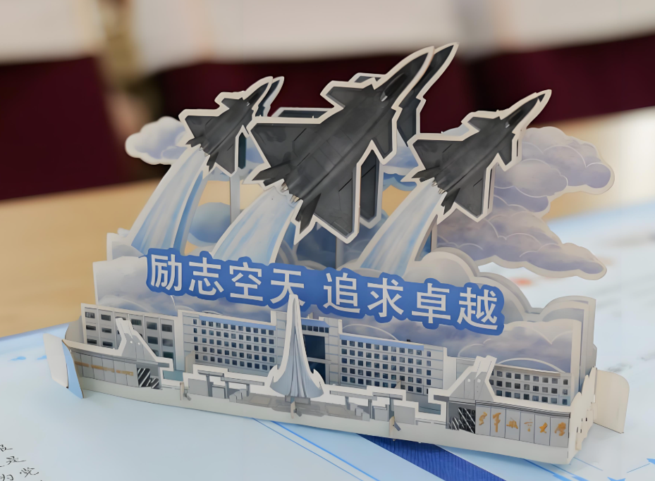 河南姑娘梁诗祎空军航空大学录取通知书送达！歼16飞行员把录取通知书送上门！