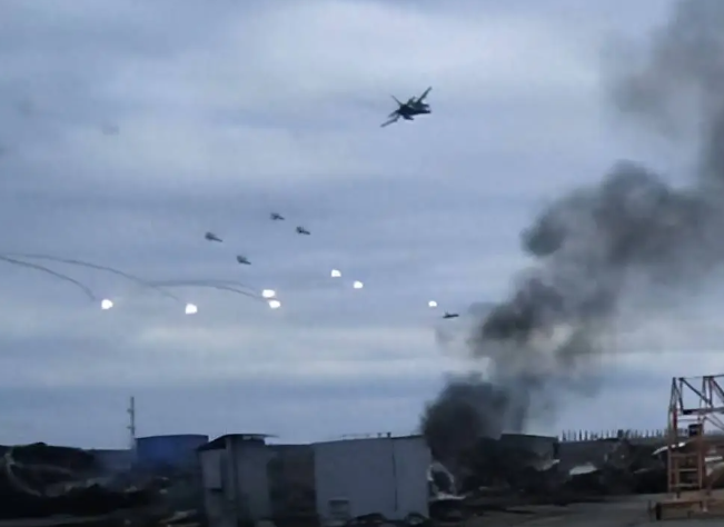 俄士兵徒手抓获无人机当场拍毁！俄士兵徒手抓住乌军无人机当场砸毁！