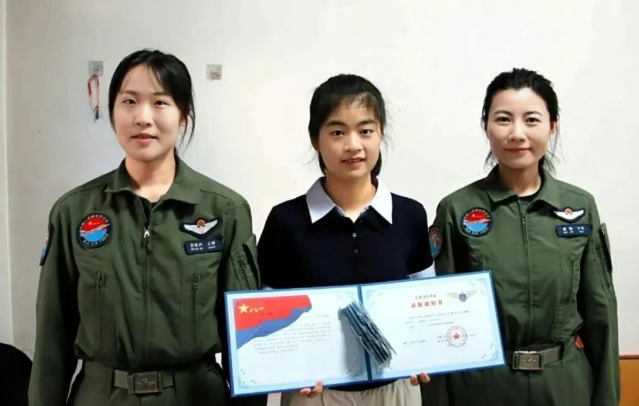 河南姑娘梁诗祎空军航空大学录取通知书送达！歼16飞行员把录取通知书送上门！