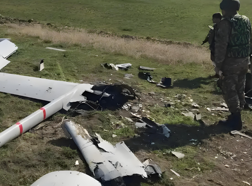 俄士兵徒手抓获无人机当场拍毁！俄士兵徒手抓住乌军无人机当场砸毁！