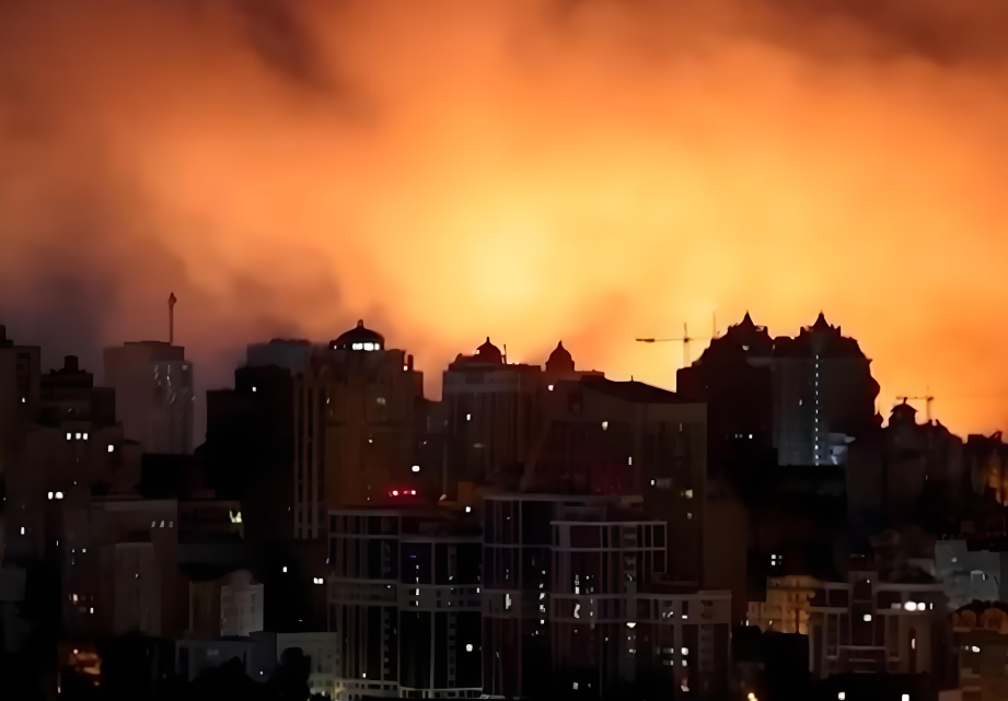 基辅突传爆炸声！“防空警报发布”！基辅发生巨大爆炸 夜空亮如白昼