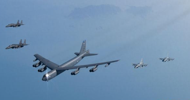 突发！美客机险撞轰炸机！B-52轰炸机危险逼近 客机紧急机动