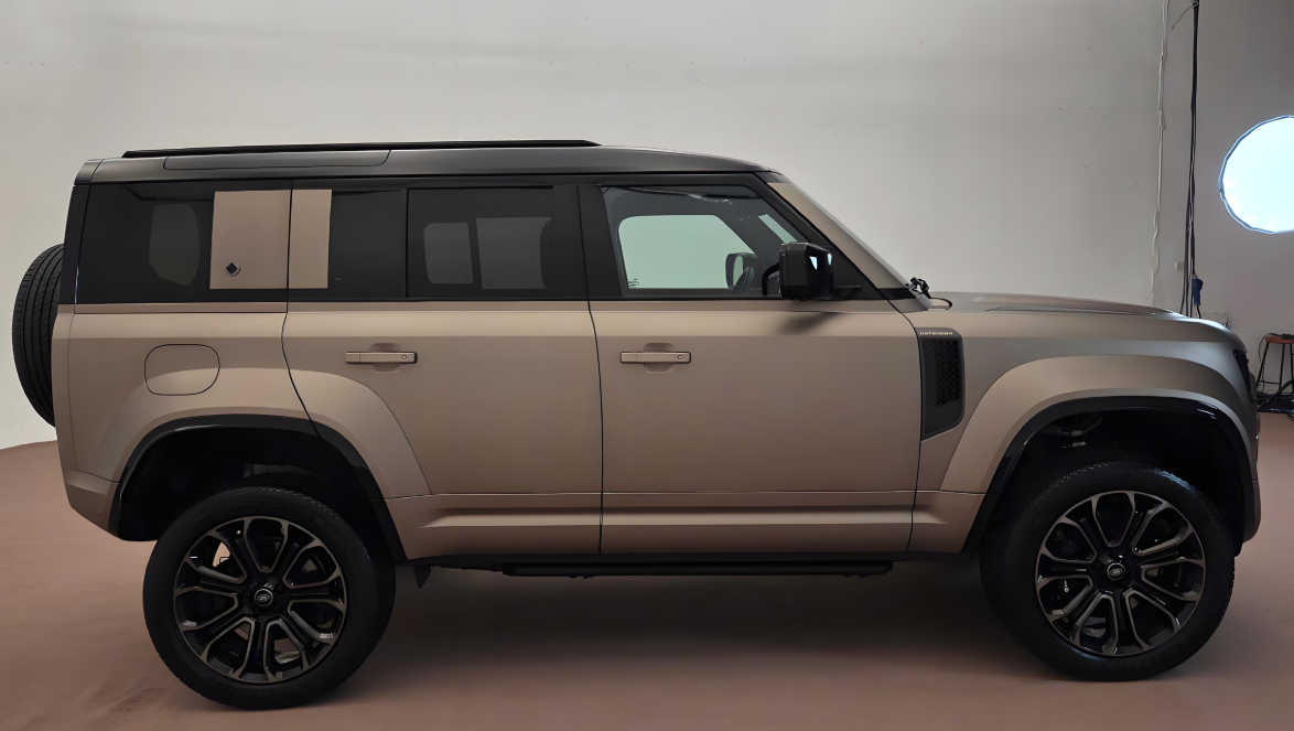 路虎卫士OCTA Black版7月18日中国首秀!路虎卫士OCTA 用上宝马4.4T大V8!