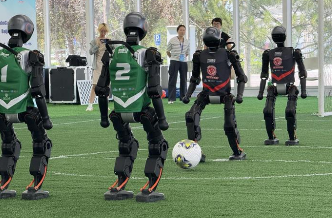 中国战队夺得机器人足球世界杯人形组历史首冠!亚军也来自中国