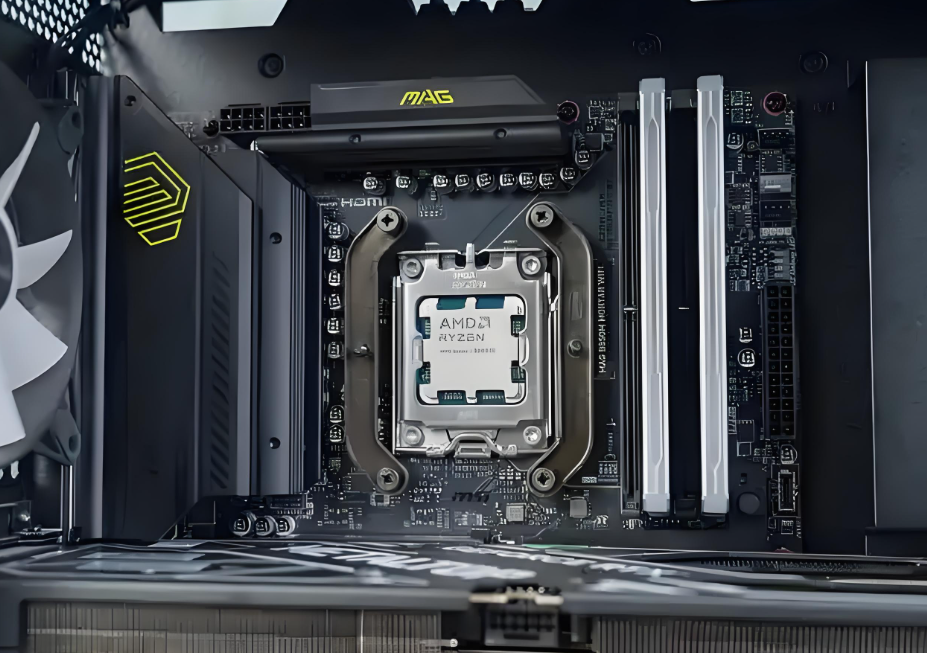 RX 7950 XTX原型散热现世！RX 7950 XTX超大号凶悍怪兽外形！