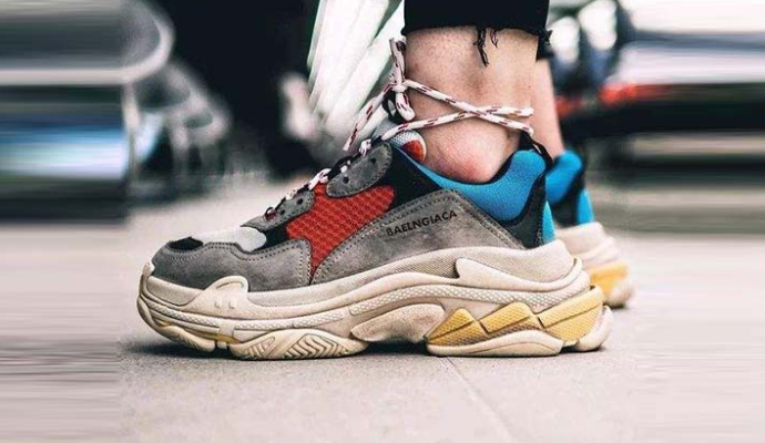 年轻人终究是被丑鞋“夺舍”了 年轻人正在用丑鞋踹翻全世界