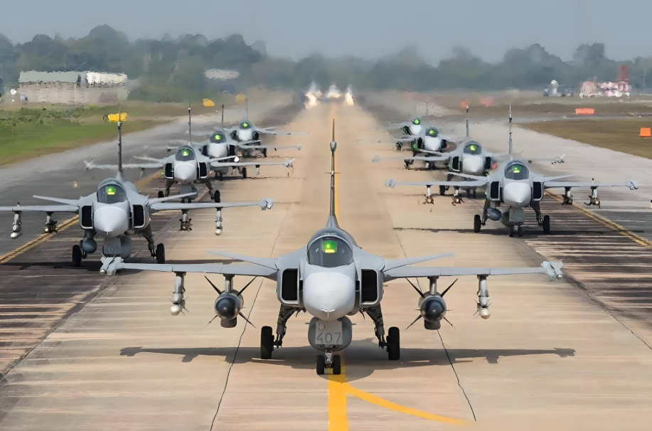 泰军在泰柬边境部署F-16战机 泰方部署6架F16摧毁柬方2处军事设施 泰军在泰柬边境部署F-16战机 泰方部署6架F16摧毁柬方2处军事设施