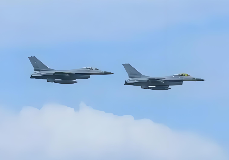 泰军在泰柬边境部署F-16战机 泰方部署6架F16摧毁柬方2处军事设施 泰军在泰柬边境部署F-16战机 泰方部署6架F16摧毁柬方2处军事设施