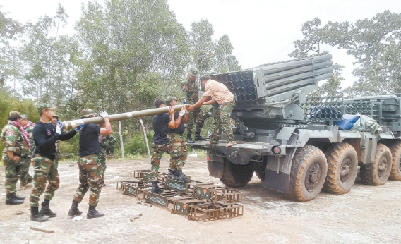 泰国军方强烈谴责柬军袭击平民 柬埔寨谴责泰军使用集束炸弹