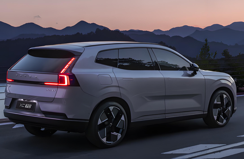 沃尔沃XC70官图首发全新中型插混SUV！沃尔沃XC70将于8月开启预售！