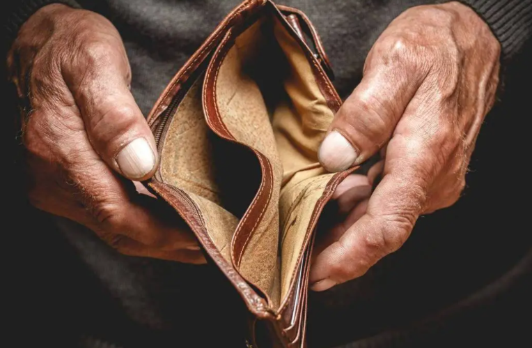 次抛消费正掏空年轻人钱包 谁在收割年轻人的一次性人生?