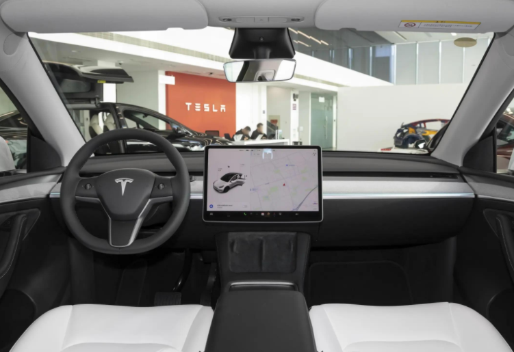 “廉价版ModelY”车型内饰首曝光 取消全景玻璃天幕以及后排屏幕