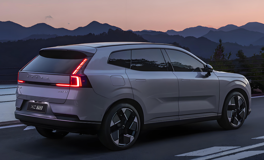 沃尔沃XC70牛仔蓝首发亮相!沃尔沃XC70定位中型SUV搭1.5T插混动力! 沃尔沃XC70牛仔蓝首发亮相!沃尔沃XC70定位中型SUV搭1.5T插混动力!