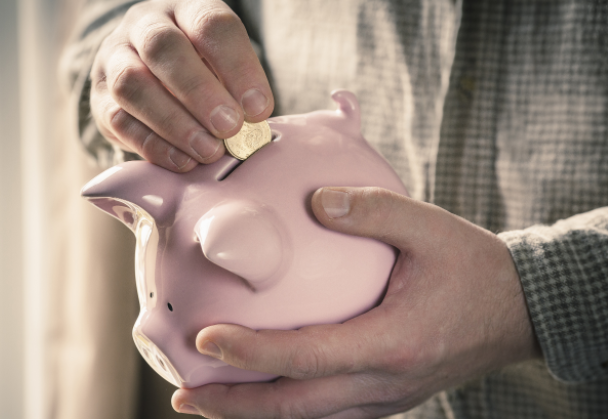 次抛消费正掏空年轻人钱包 谁在收割年轻人的一次性人生?