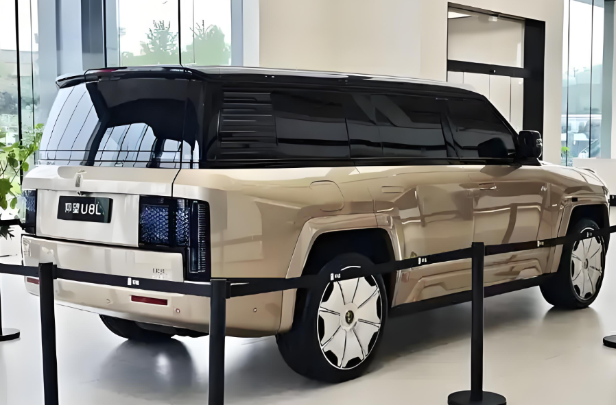 全新仰望U8L鼎世版将于7月31日预售！全新仰望U8L鼎世版24K黄金车标6座大型SUV震撼登场！