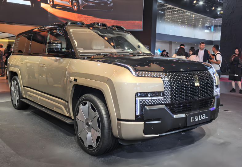 全新仰望U8L鼎世版将于7月31日预售！全新仰望U8L鼎世版24K黄金车标6座大型SUV震撼登场！