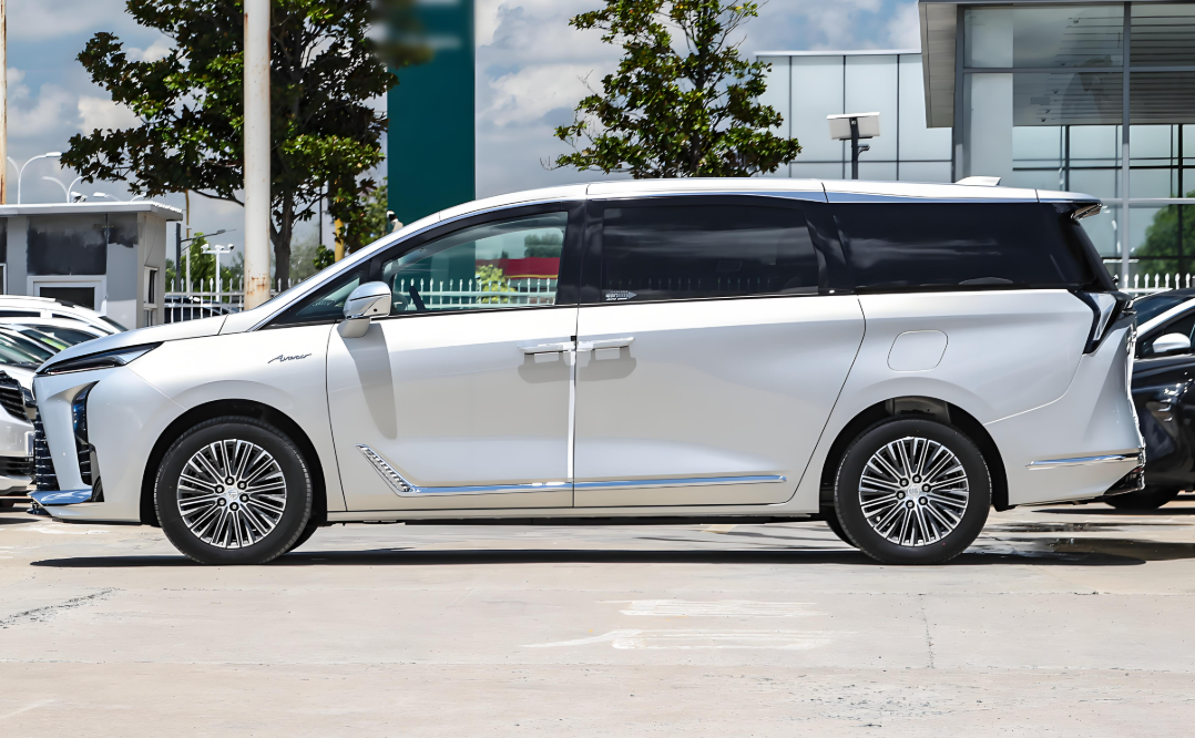 新款别克GL8陆尊PHEV内饰曝光！新款别克GL8陆尊PHEV续航1370公里2.0T+9AT黄金动力！