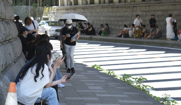 海啸抵达日本:民众挤满屋顶 日本首相石破茂呼吁迅速避难