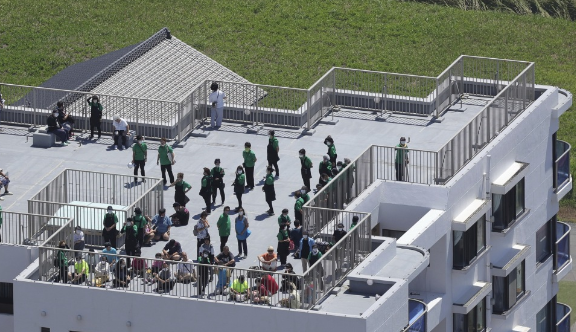 海啸抵达日本:民众挤满屋顶 日本首相石破茂呼吁迅速避难