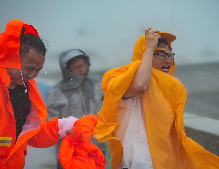 “竹节草”逼近上海！记者上海追风:头发起飞比民警高