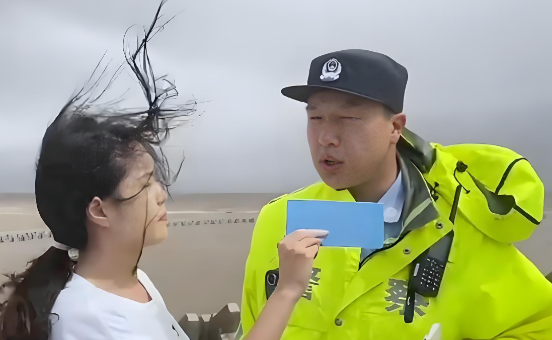 “竹节草”逼近上海！记者上海追风:头发起飞比民警高