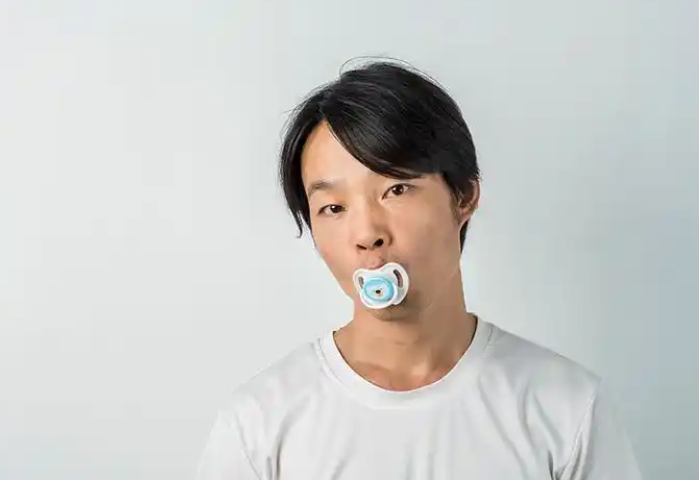 “成人安抚奶嘴”走红 成年人的焦虑被商家做成了生意 “成人安抚奶嘴”走红 成年人的焦虑被商家做成了生意