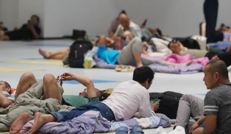 上海已转移安置28万人！台风“竹节草”逼近 上海28万余人紧急转移安置