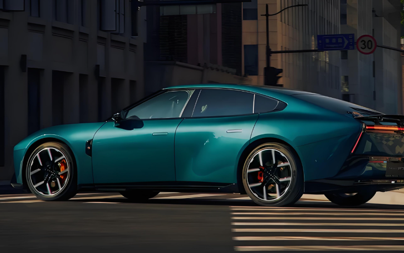 全新小鹏P7定档8月6日中国首秀！全新小鹏P7复古+朋克风的造型是在致敬老P7？