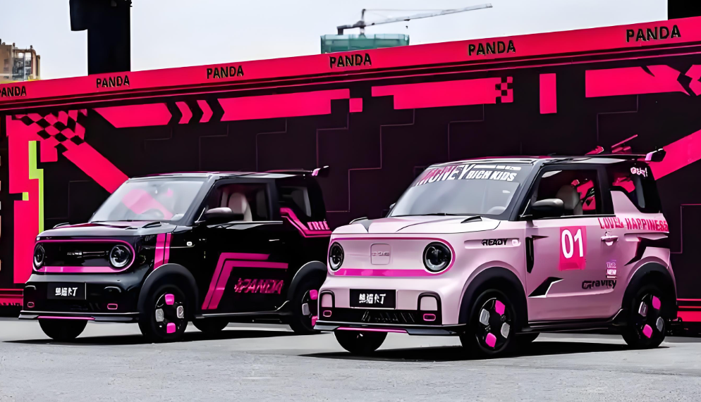 吉利熊猫卡丁联名猪猪侠限定版官图发布！吉利熊猫卡丁猪猪侠限定版8月中旬限量上市！