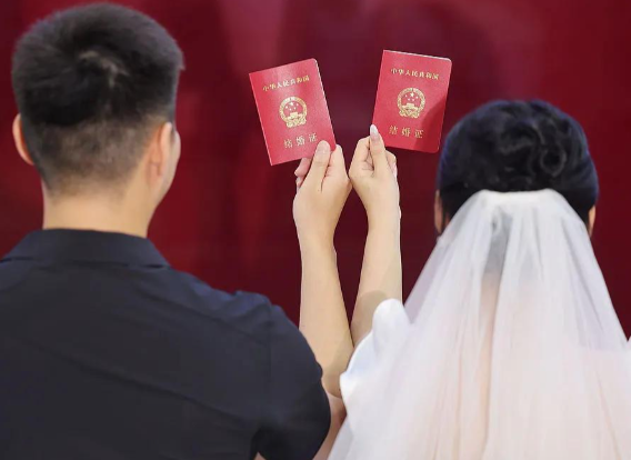 新人领证时收到民政局1500元奖励 建设婚育友好社会根本难题有哪些 新人领证时收到民政局1500元奖励 建设婚育友好社会根本难题有哪些