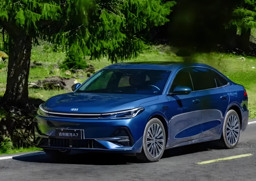 吉利银河A7实测油耗公布 2.39L/100km！10.38万起2100公里续航 银河A7这次真卷疯了！