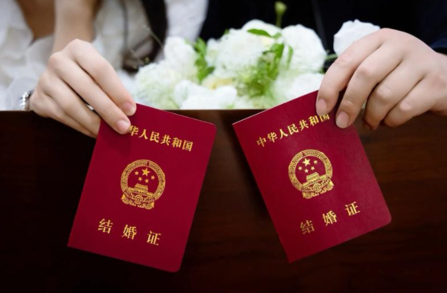 新人领证时收到1500元奖励 一地新人结婚当地发份子钱