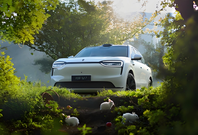 全新问界M7首支动态视频惊艳亮相！全新问界M7纯黑、纯白配色亮相！