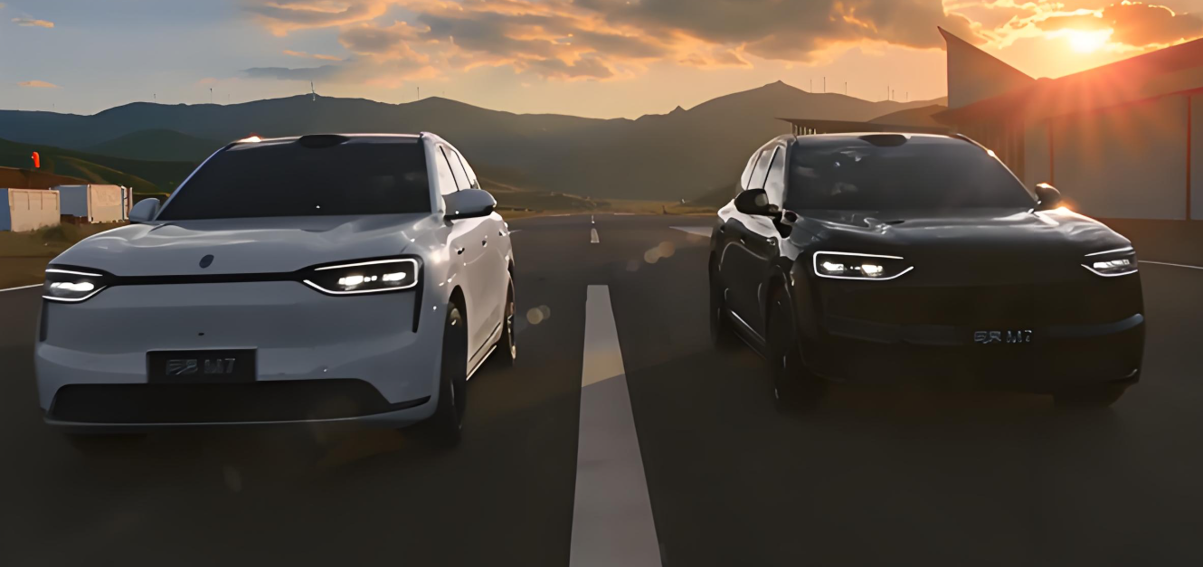 全新问界M7首支动态视频惊艳亮相！全新问界M7纯黑、纯白配色亮相！