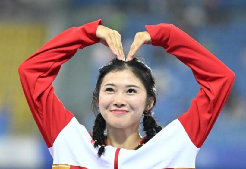 吴艳妮夺冠后向现场观众比心鞠躬 吴艳妮100米栏再夺冠！