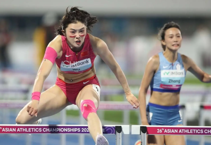 吴艳妮夺冠后向现场观众比心鞠躬 吴艳妮100米栏再夺冠！