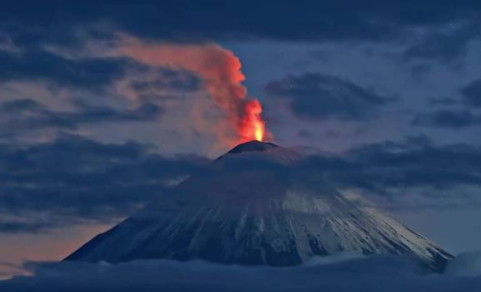俄堪察加半岛火山喷发岩浆数百米 火山灰高度达8000米! 俄堪察加半岛火山喷发岩浆数百米 火山灰高度达8000米!