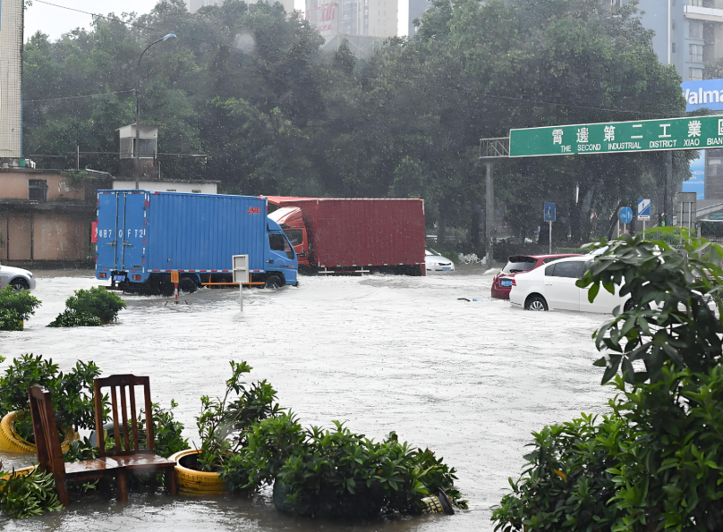 东莞遭遇强降雨积水严重 暴雨中东莞人众志成城全力抗汛