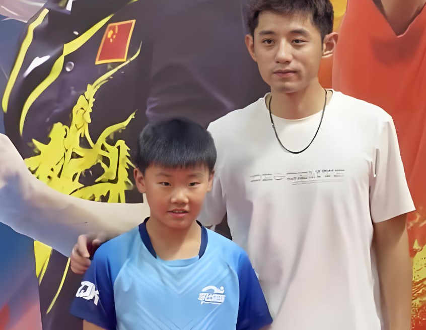 张继科给樊振东分享好苗子！张继科给樊振东推荐集训营8岁“最强小胖”！