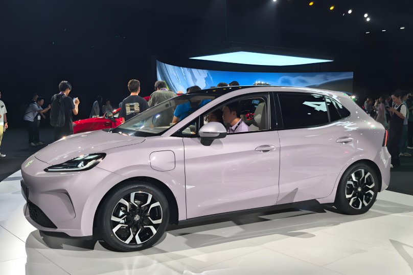 全新MG4预售承诺自燃就赔一辆新车！预售7.38万的MG4出手就是王炸！