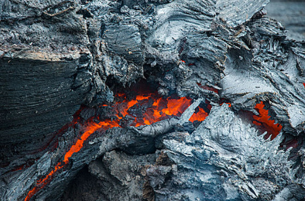 俄堪察加半岛火山喷发岩浆数百米 火山灰高度达8000米! 俄堪察加半岛火山喷发岩浆数百米 火山灰高度达8000米!