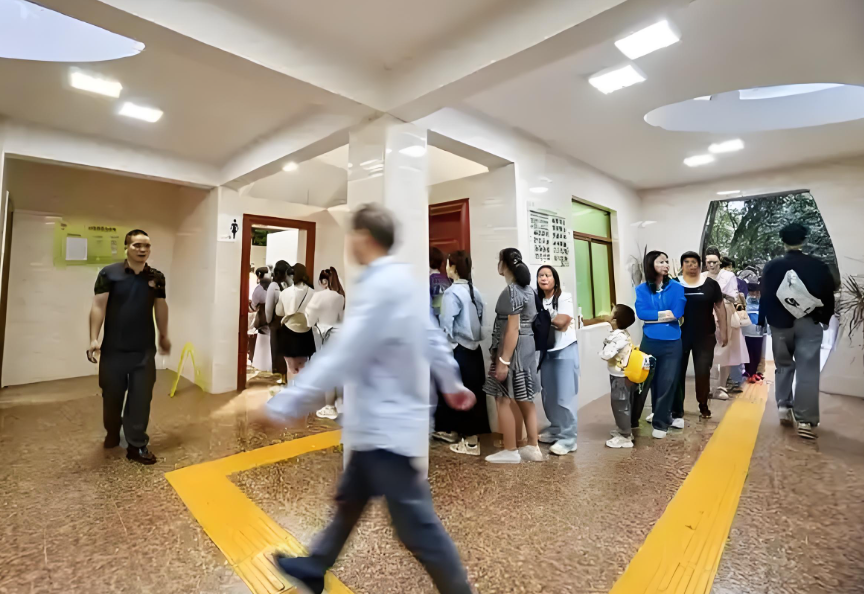 如何缩短女性上厕所排队时间？调整厕位比例能解决女厕排队问题吗？