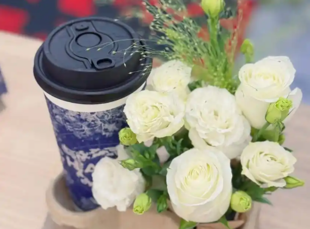 秋天的第一杯奶茶花束火了 这梗凭啥能火这么久? 秋天的第一杯奶茶花束火了 这梗凭啥能火这么久?