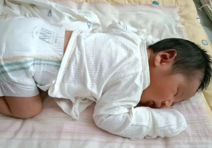 婴儿为什么爱趴着睡觉？（婴儿趴着睡觉健康吗）