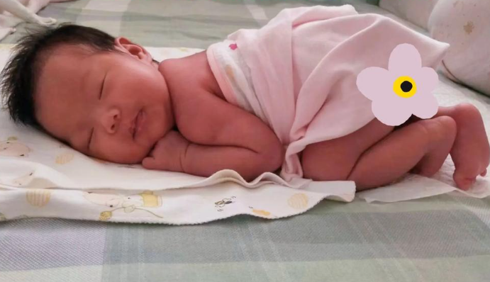 婴儿为什么爱趴着睡觉？（婴儿趴着睡觉健康吗）