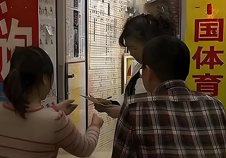 躲雨也能中百万？女子为避雨进彩票店顺手刮中100万！